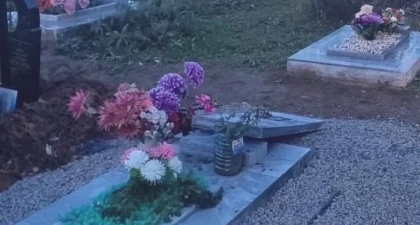 В Свердловской области неизвестные разгромили несколько могил на городском кладбище
