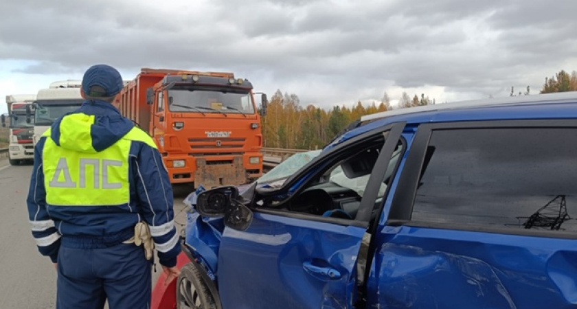 В Свердловской области столкнулись три автомобиля