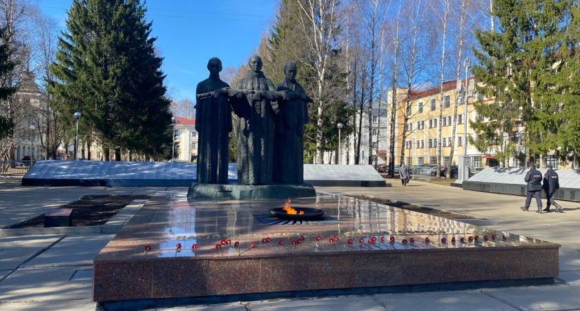 Свердловская прокуратура проверяет факт поджога венков у мемориала Вечного огня