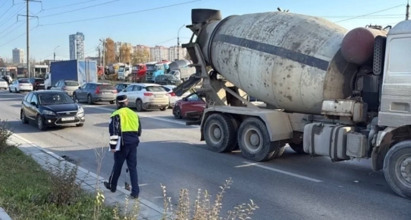 В Екатеринбурге бетоновоз стал причиной столкновения трёх автомобилей