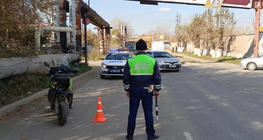 В Свердловской области автомобиль сбил мужчину на скутере при выезде с дворовой территории