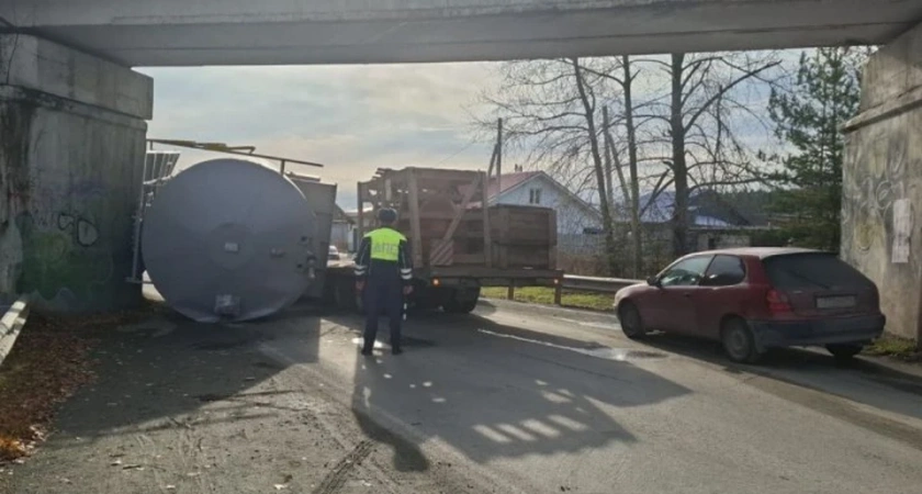 В Свердловской области большегруз сорвал цистерну с платформы на мосту