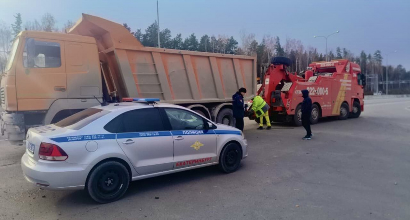 За три часа рейда “Грузовик” свердловские госавтоинспекторы выявили около 50 нарушений