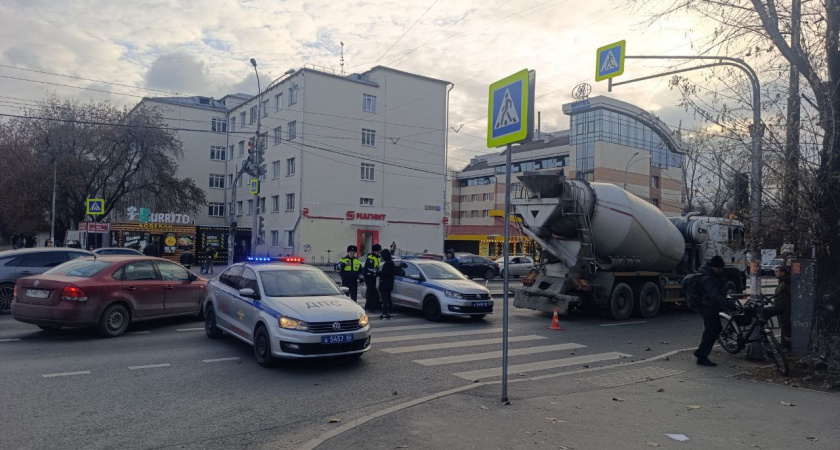 В столице Свердловской области электровелосипедист попал под колеса бетономешалки