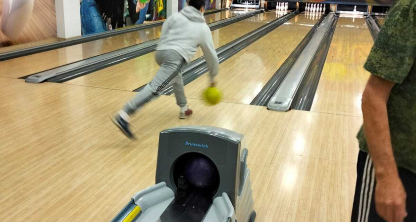В Ирбите ветераны ГСВГ и молодежь сыграли в боулинг