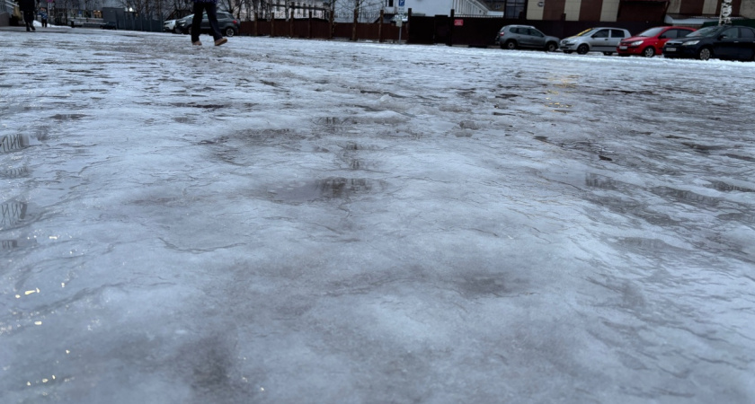 Свердловские госавтоинспекторы предупредили водителей о гололеде на трассах региона