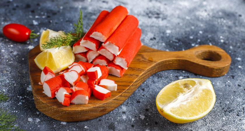 В составе настоящее мясо краба: Роскачество назвал бренды самых качественных крабовых палочек - хоть в салат, хоть в роллы