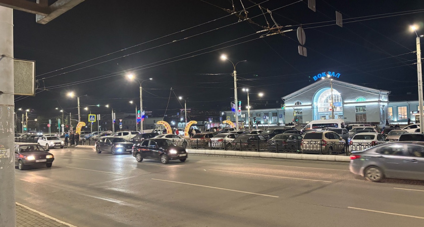 В ГАИ поставили точку в давнем вопросе: можно ли обгонять справа - должен знать каждый водитель