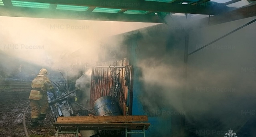 Пожар уничтожил частный дом в Свердловской области