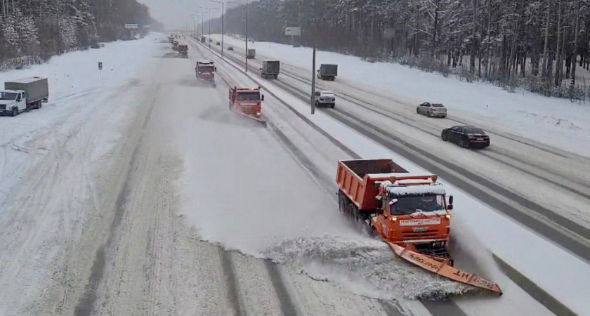 В Свердловской области дорожные службы перешли на усиленный режим из-за снегопадов и обледенения трасс
