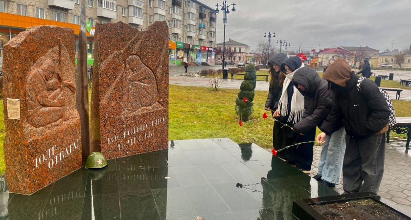 Ирбитские подростки почтили память погибших при исполнении полицейских