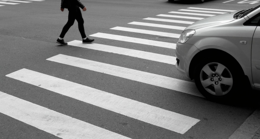 Шаг на «зебру» теперь не аргумент: Верховный суд объяснил, когда водитель обязан уступить пешеходу