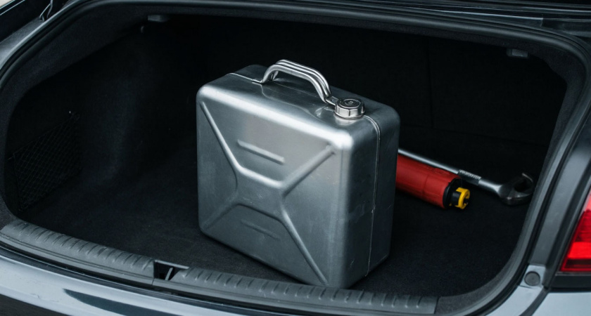 Неожиданная опасность в багажнике: за какую бензиновую канистру осенью грозит штраф от ГАИ?