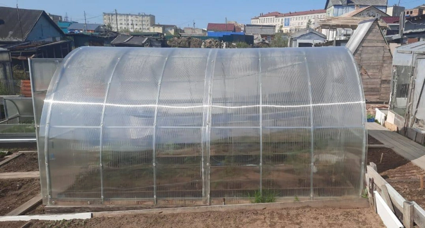 Никогда не закрываю теплицу на зиму - и живу припеваючи: весной земля мягче облака