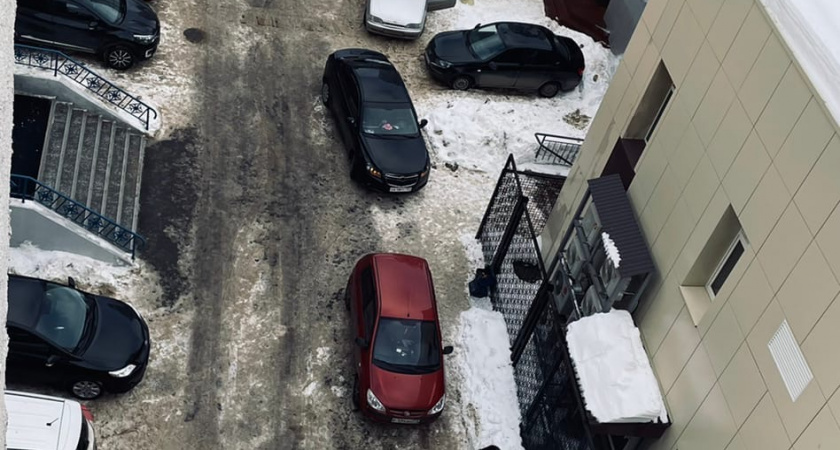 Верховный суд РФ запретил оставлять автомобили во дворах жилых домов: что может грозить - кому из водителей следует опасаться