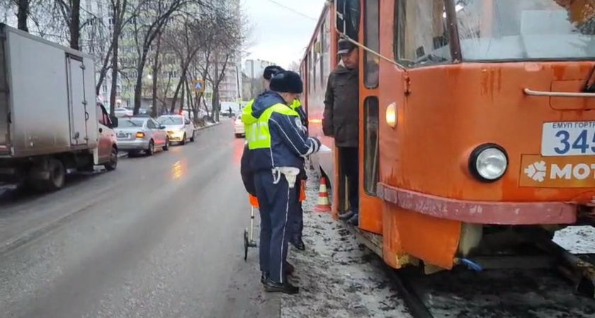 В столице Свердловской области девочка попала под трамвай по пути в школу