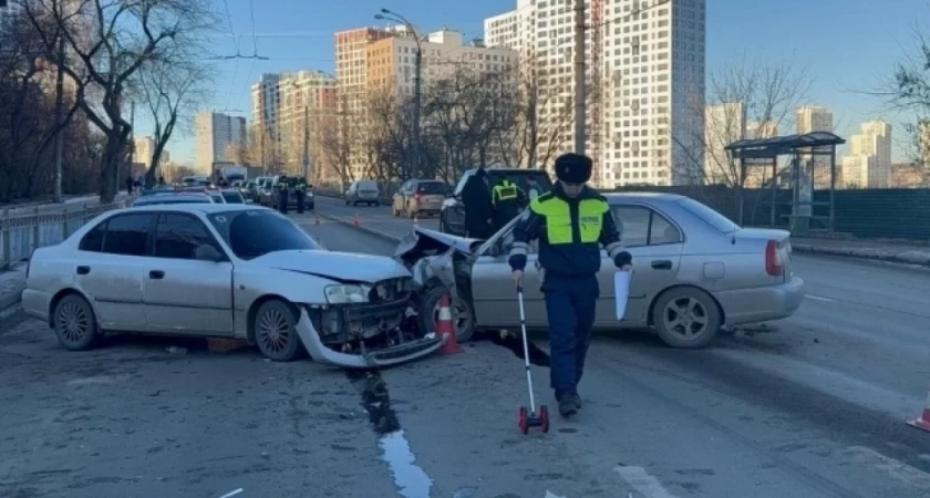 В Екатеринбурге ребенок погиб в больнице после столкновения трех автомобилей