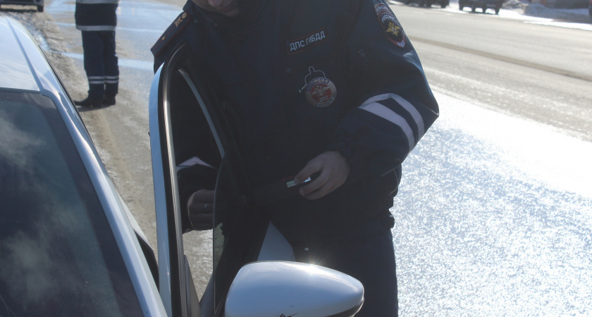 В Свердловской области легковой автомобиль столкнулся с фурой и съехал в кювет