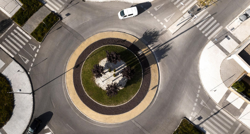 Верховный суд постановил: какой поворотник надо включать при въезде на кольцо — правый или левый?