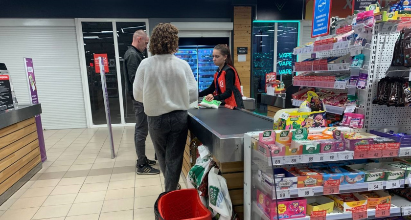 Почему кассиры всегда смотрят вам в глаза перед пробитием чека. Не только для того, чтобы определить ваш возраст