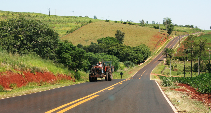 Верховный суд поставил точку: разрешено ли обгонять трактора и другую сельхоз-технику через сплошную линию разметки