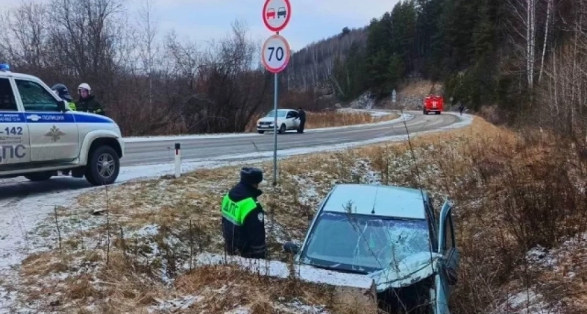 В Свердловской области автомобиль пенсионера врезался в бетонную конструкцию