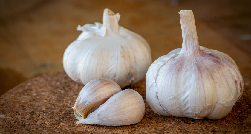 Чеснок храню годами. Не сохнет и не гниет. Вот как я это делаю, мой тайный способ хранения чеснока