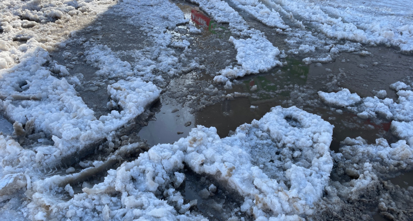 В Свердловской области ухудшилась дорожная обстановка из-за снегопада