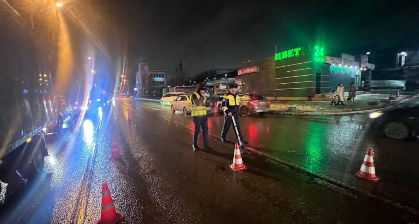 В Свердловской области женщина, переходившая дорогу в неположенном месте, попала под колеса “Ниссана”