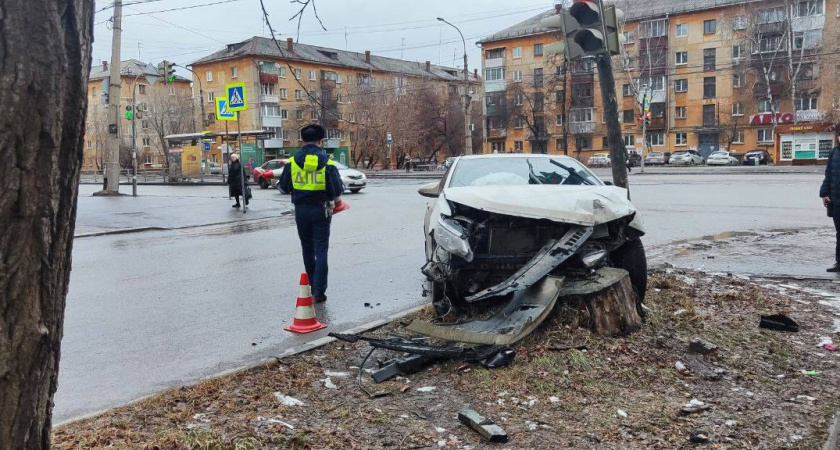 В результате столкновения “Пежо” и “Тойоты” в столице Свердловской области пострадал пешеход