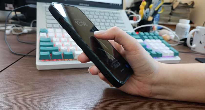 Парень из Свердловской области по приказу аферистов перевел 230 тысяч рублей и улетел на Сахалин