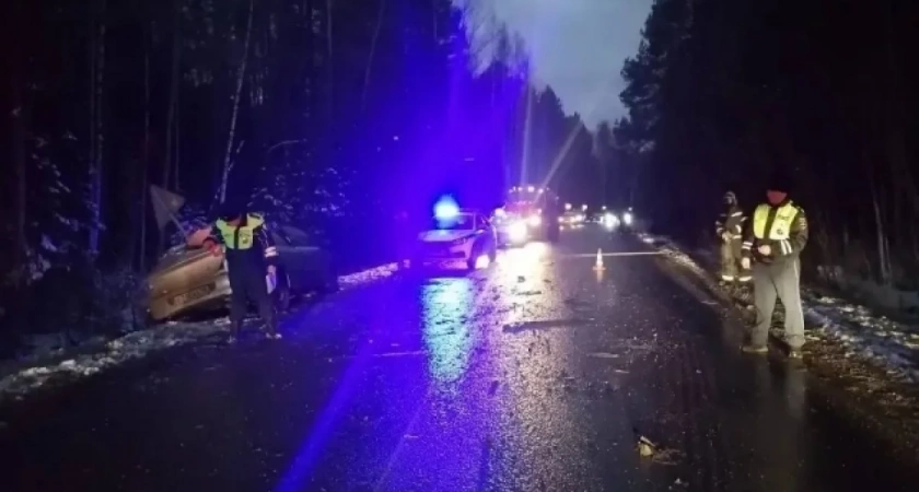 В Свердловской области грузовой автомобиль столкнулся с легковушкой, погибли двое