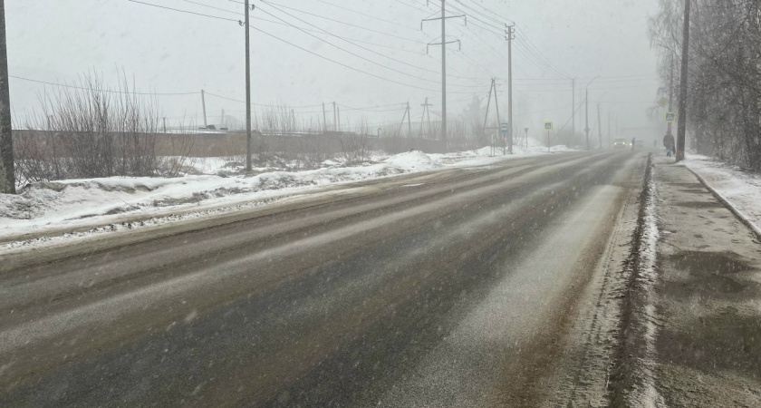 Лобовое столкновение на трассе в Свердловской области: водитель иномарки погиб в сильный снегопад