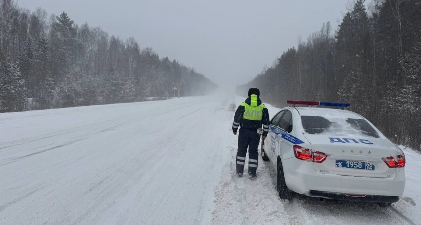 Три автомобиля столкнулись в массовой аварии на трассе в Свердловской области