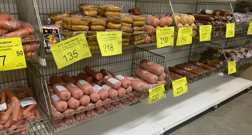 Подруга - продавщица рассказала, зачем люди берут в «Светофоре» по 10–20, а то и 30 палок колбасы и по 20 кг сосисок