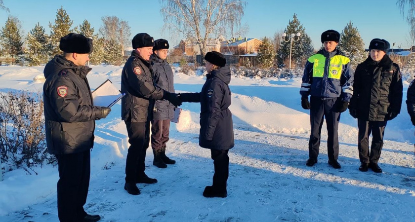 Молодые полицейские приняли присягу у мемориала в Ирбитском районе