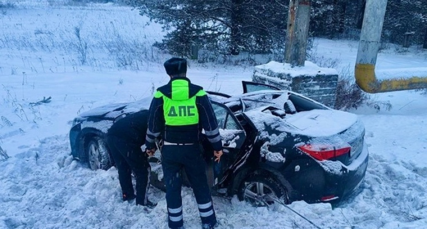 Начинающий водитель спровоцировал ДТП с пострадавшими на трассе в Свердловской области