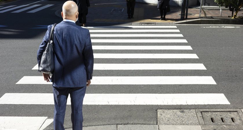 В ГАИ поставили точку: нужно ли пропускать пешехода, который стоит на тротуаре — штраф 3 тыс. рублей