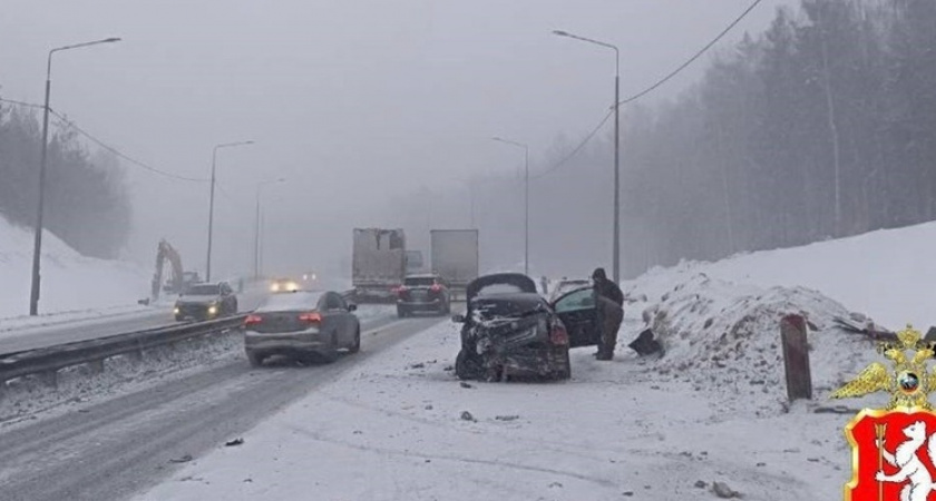 ГИБДД перекрыла участок трассы в Свердловской области из-за массового ДТП