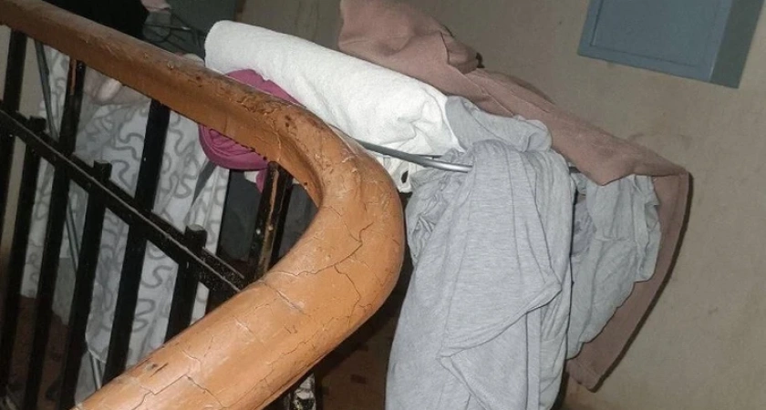 Екатеринбурженка организовала в подъезде личную прачечную и склад для вещей