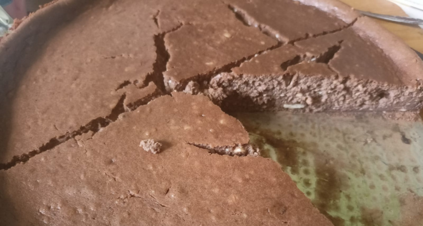 Смешиваю стакан кефира и творог: на выходе полую нежнейший пирог - кухня чистая, даже миксер не нужен