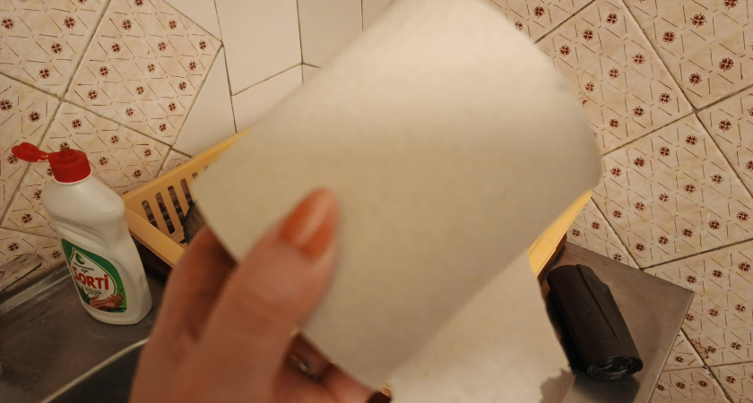 Беру туалетную бумагу и прячу по углам: тараканы бегут из дома, сверкая пятками, и никогда больше не возвращаются