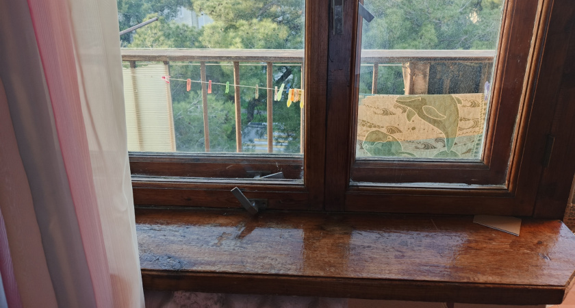 Приклеили за 5 минут и больше не мерзнем - сейчас из окон больше не дует, а подоконник теплый