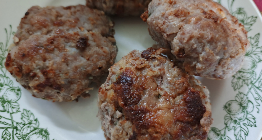 Не хлебный мякиш и не сало: вот что добавляю в фарш для сочности и вкуса - котлеты станут "пуховыми" и нежнейшими
