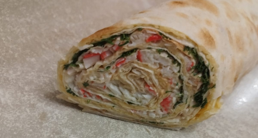 Вместо надоевших блинов беру лаваш и яблоко, жарю целую гору вкуснятины к чаю: хрустящие рулетики за 10 минут