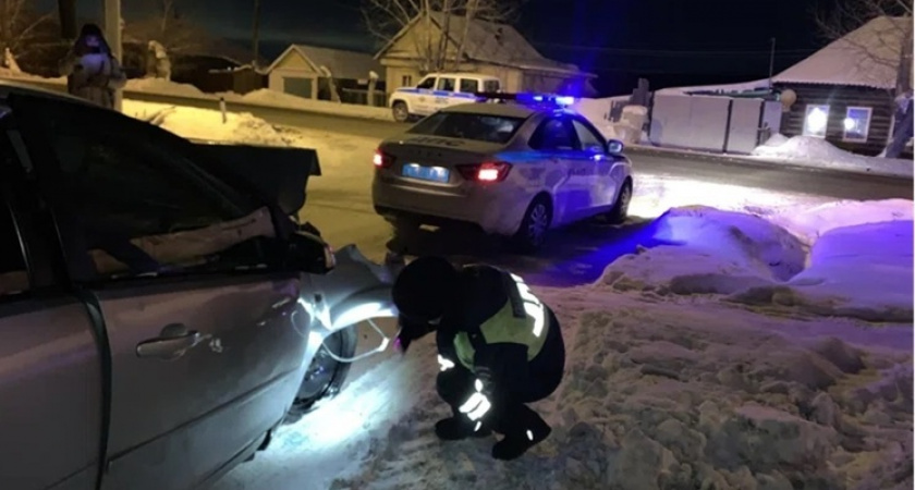 Водитель легкового автомобиля уснул за рулем и совершил столкновение с грузовиком в Свердловской области