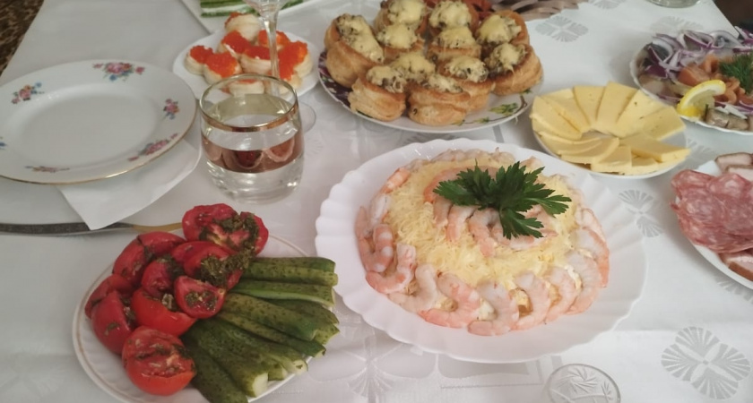 31 декабря у плиты не стою: пять вкусных быстрых салатов из простых ингредиентов для новогоднего стола