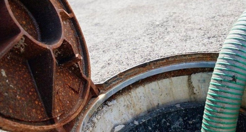 Школьница провалилась в открытый канализационный люк в Свердловской области