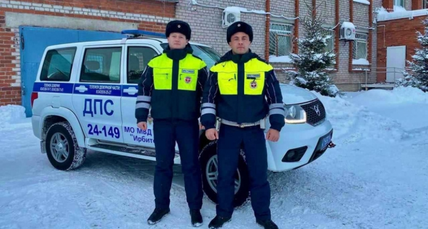 Сотрудники ГИБДД помогли водителю грузовика, заблокировавшего трассу под Ирбитом из-за поломки в мороз