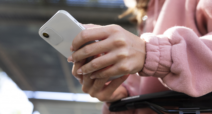 - Отдай чек, мы хотим вернуть твой подарок в магазин, - позвонила сестра